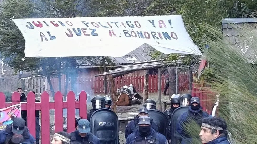 Desalojaron parcialmente un predio usurpado por dos comunidades mapuches en Villa La Angostura