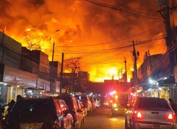 Noche de terror en Nicaragua: voraz incendio devoró bodegas de plástico en el Mercado Oriental