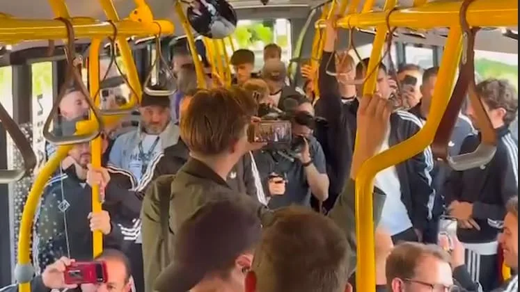 Geniale Anfahrt vom BVB-Gegner - „Nächster Halt: Spiel des Lebens“