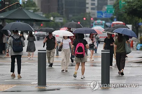 [내일날씨] 전국 곳곳 최대 10㎜ 소나기…아침 최저 13도