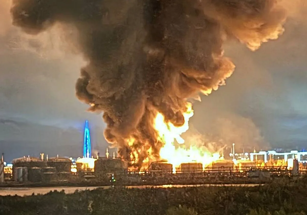 Más de un centenar de drones ucranianos provoCan un incendio en una terminal petrolera de San Petersburgo