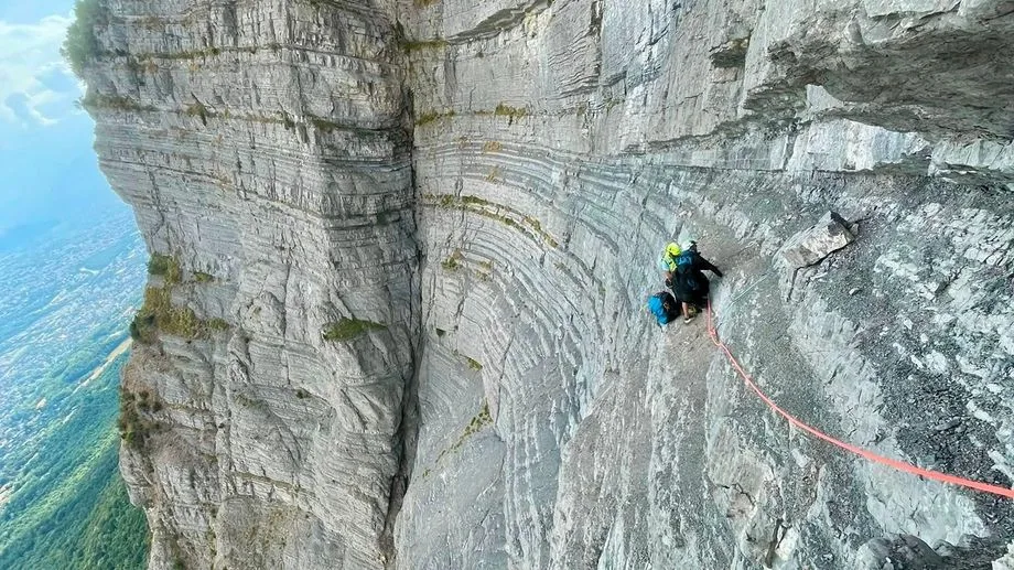 "À tout moment une brise pouvait tirer sur le parachute et le projeter dans le vide" : le récit d'un secours hors-norme