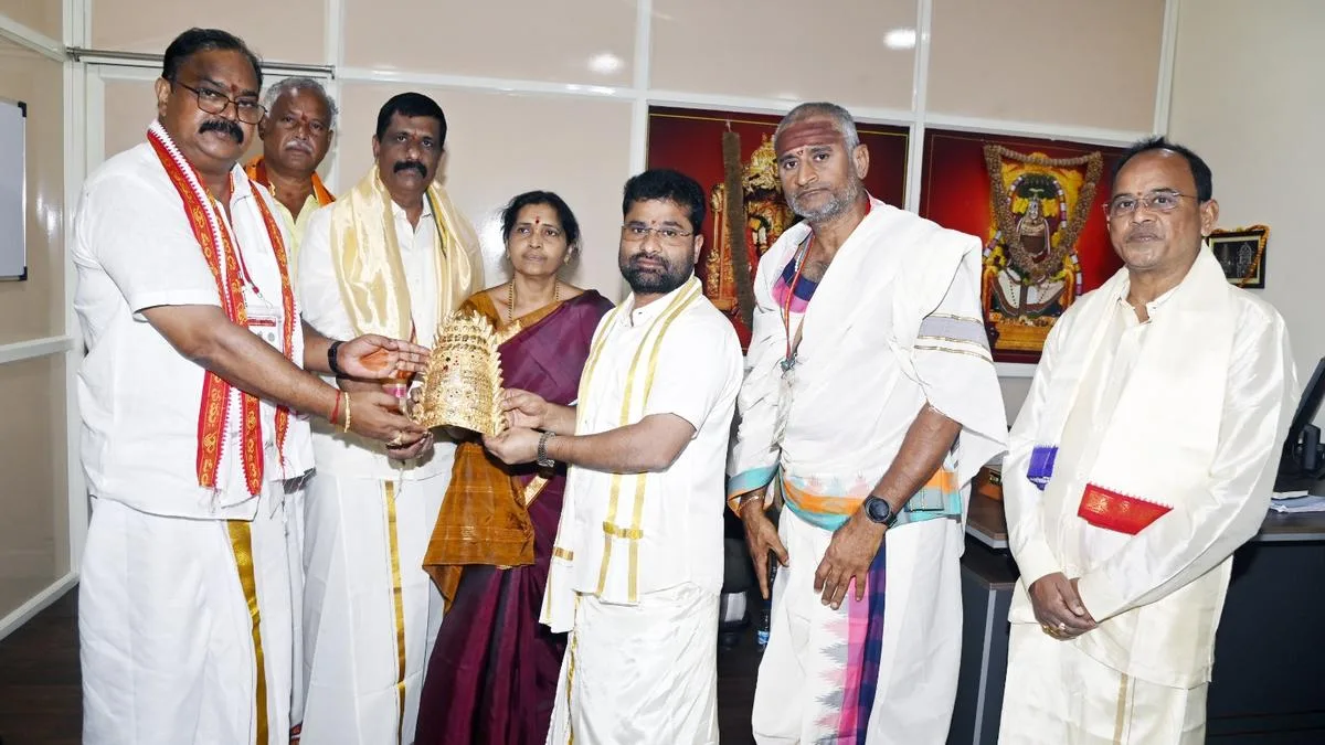 Devotee from Srikakulam gifts ₹75-lakh gold crown to Kanaka Durga at Indrakeeladri