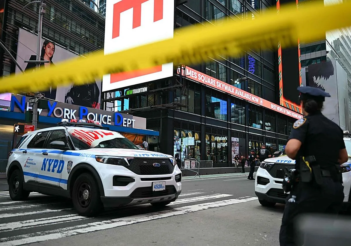 Una mujer apuñala a dos personas en Times Square de Nueva York antes de morir por tiros de la policía