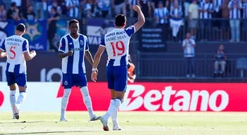 Campeão FC Porto vence em Viseu e continua líder com pleno de vitórias