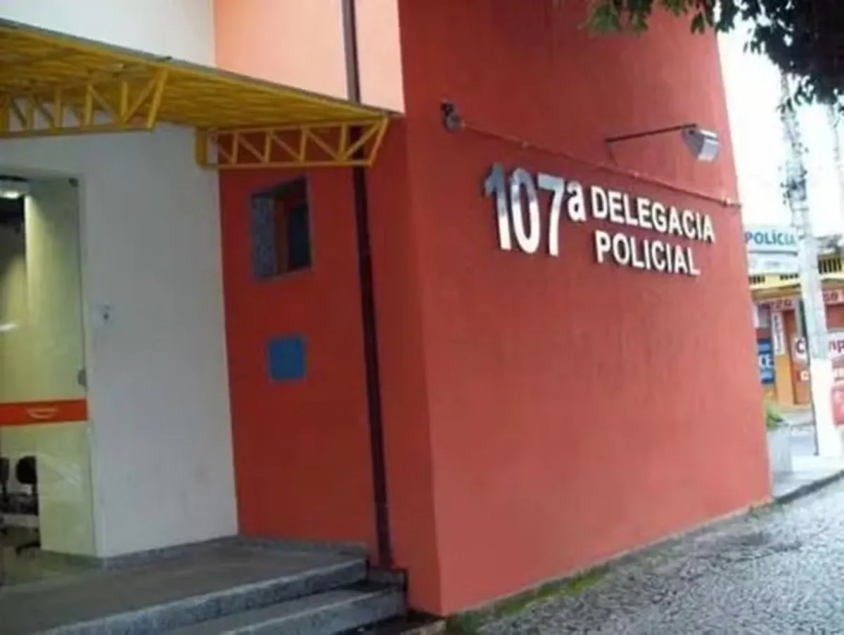 Mãe é presa por suspeita de abandono após crianças serem resgatadas de casa em chamas em Paraíba do Sul