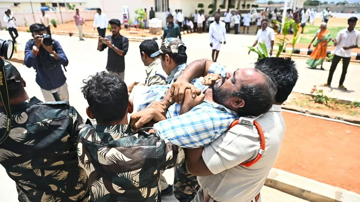 Man attempts self-immolation outside Markapuram Collectorate in A.P.