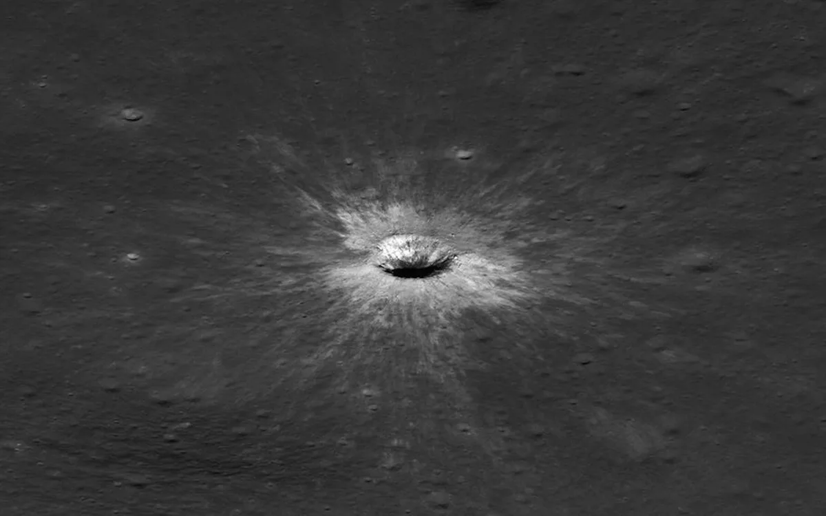 « Cela n’arrive qu’une fois par siècle » : la Nasa vient de découvrir sur la Lune le plus grand cratère récent du Système solaire !