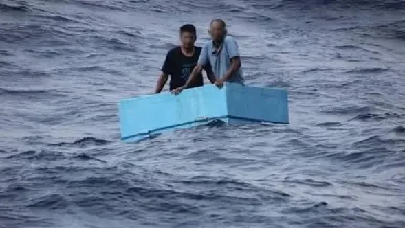 Pescadores sobrevivem após cinco dias agarrados no meio do oceano a caixa térmica