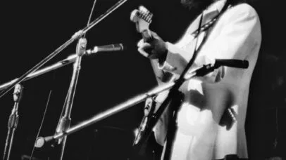 O primeiro músico a atingir o topo das paradas com banda e carreira solo