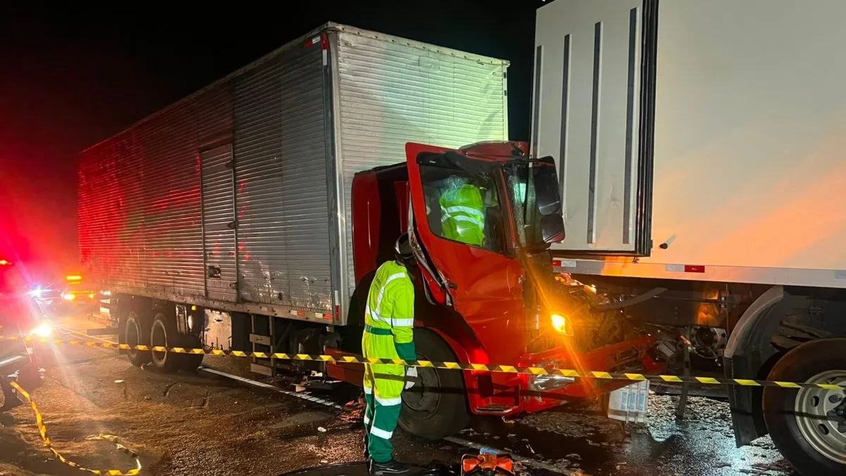 Acidente envolvendo caminhões ‘trava’ BR-101 e deixa motorista preso nas ferragens em SC; congestionamento impressiona