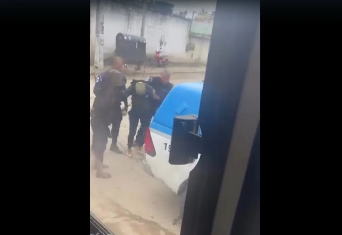 Adolescentes com 12 e 8 passagens pela polícia tentam se esconder em padaria durante fuga em Cabo Frio