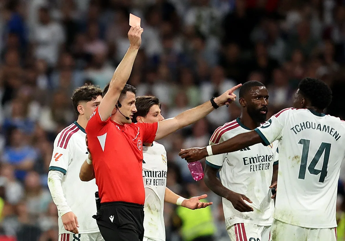Cuántos partidos le pueden caer a Vinicius por la roja en el Real Madrid - Villarreal: posible sanción y si se pierde el Clásico ante el Barcelona
