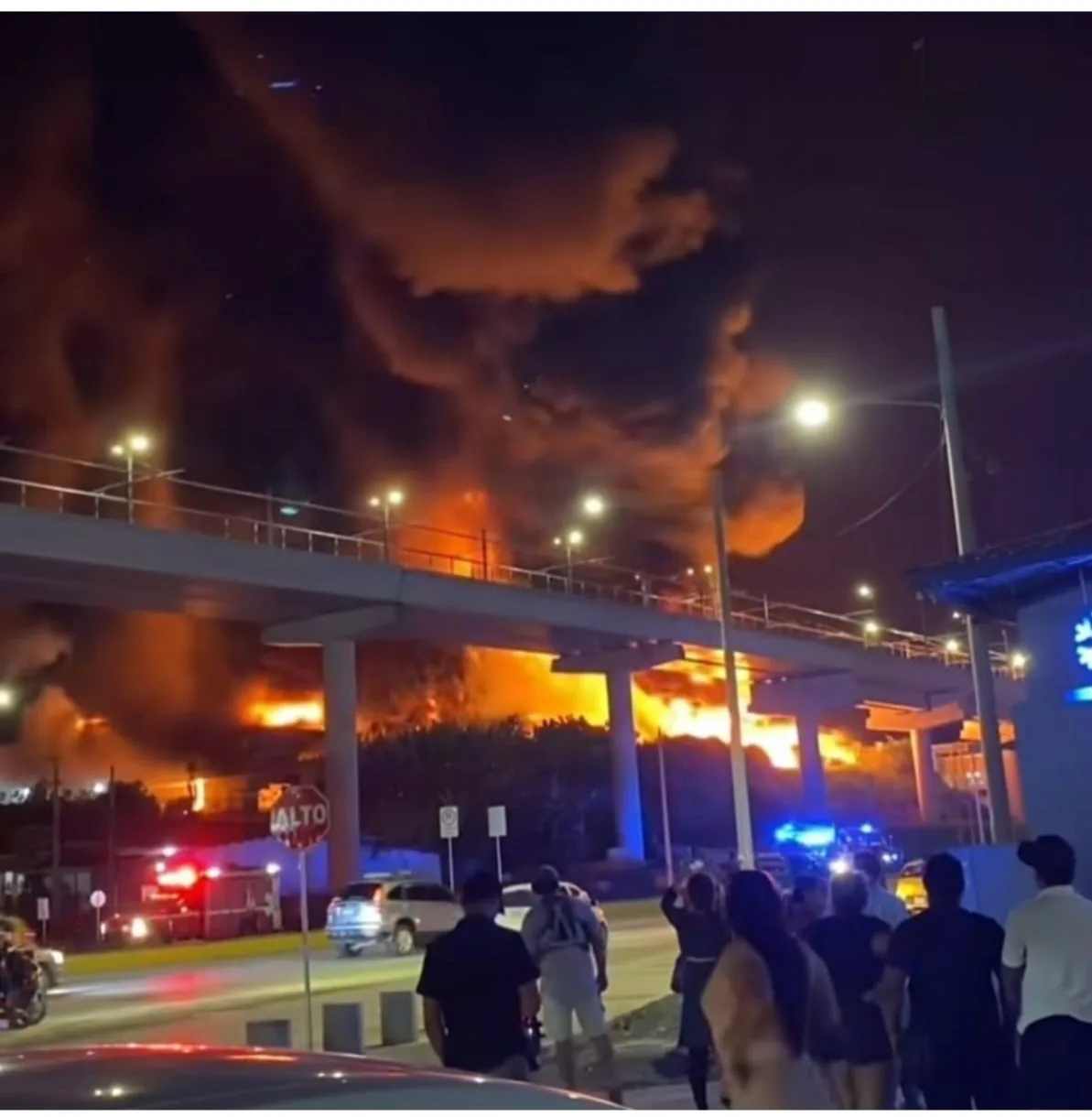 Explosiones y enormes llamas durante el incendio de una fábrica de colchones en Panamá