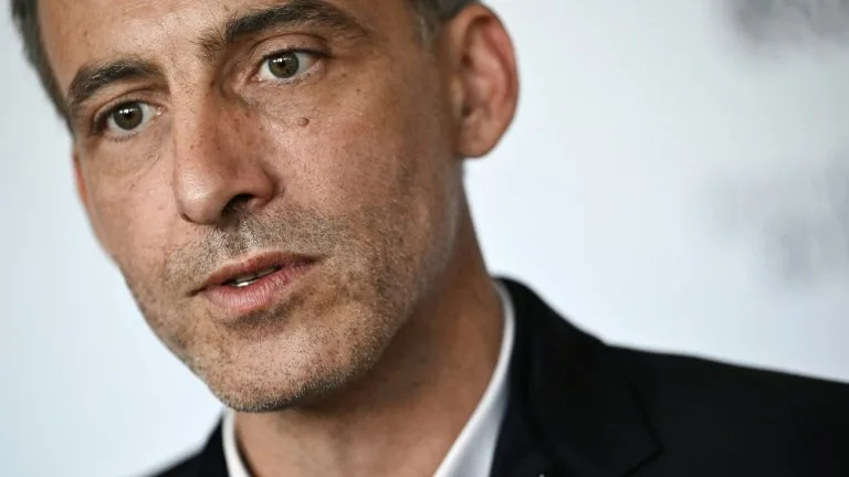 "Soit on va devenir la poubelle, soit on utilise la puissance de notre marché": Raphaël Glucksmann veut durcir le bras de fer avec la Chine face à l'afflux de voitures électrique et hybrides