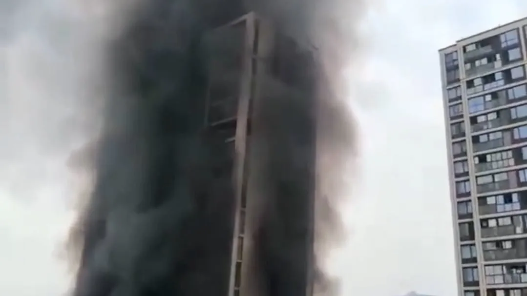 Akku fängt Feuer - E-Bike legt China-Hochhaus in Flammen