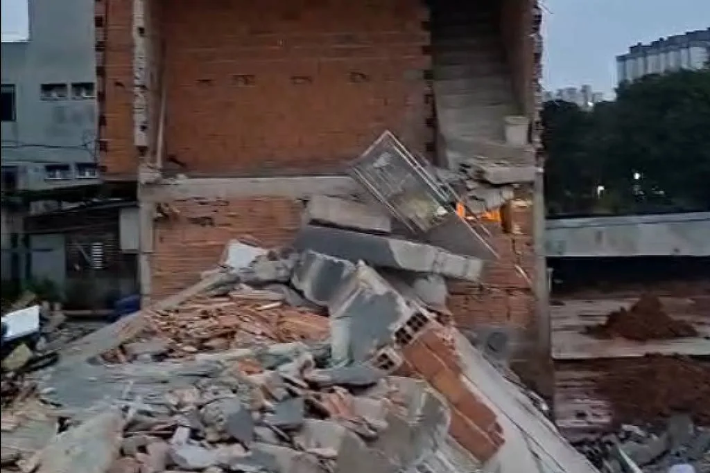 Imóvel desaba em São Bernardo (SP) e deixa vítima sob os escombros