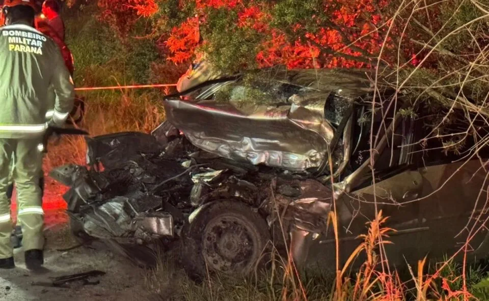 Caminhoneiro invade contramão, bate de frente com carro e foge após morte de motorista na Grande Curitiba; vídeo mostra acidente