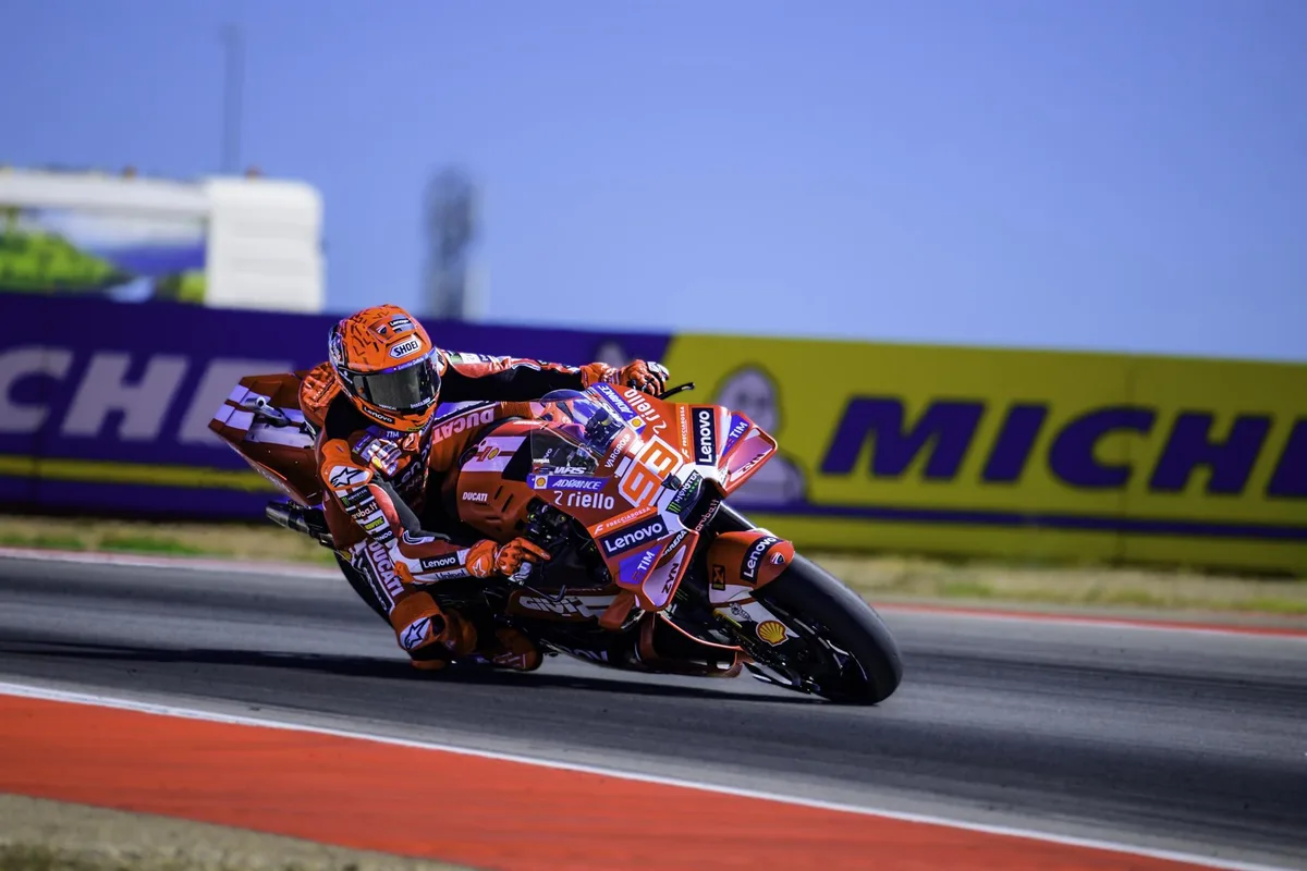 Marc Márquez gana la esprint y mantiene su dominio en Aragón