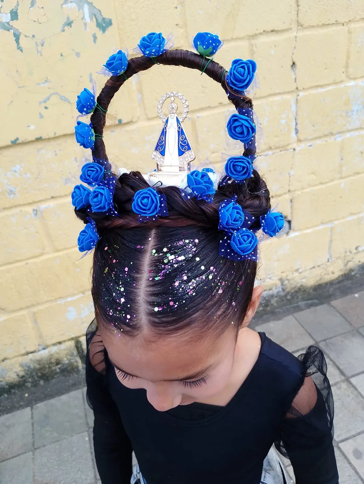 Menina de 8 anos faz 'cabelo maluco' em homenagem a Nossa Senhora