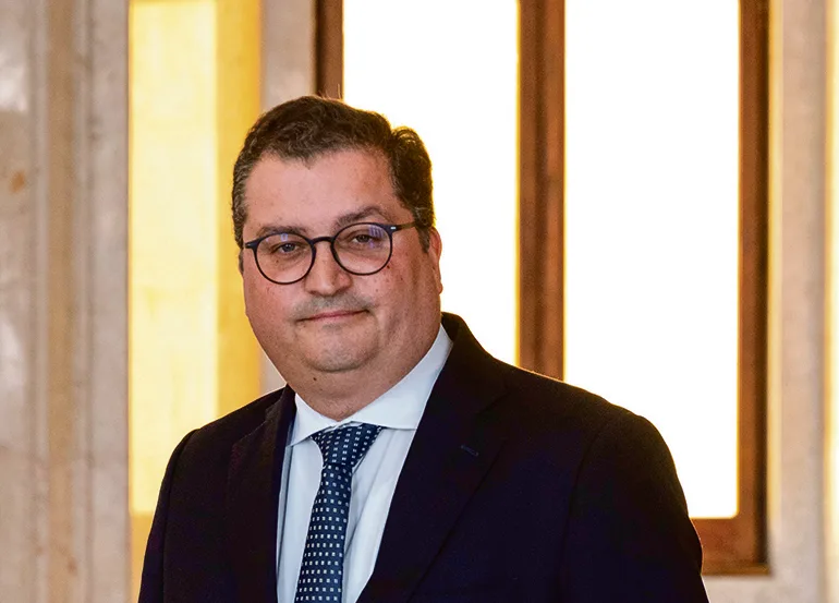 Ministro das Finanças diz que “circunstâncias são diferentes” de quando defendeu descida do IVA dos combustíveis