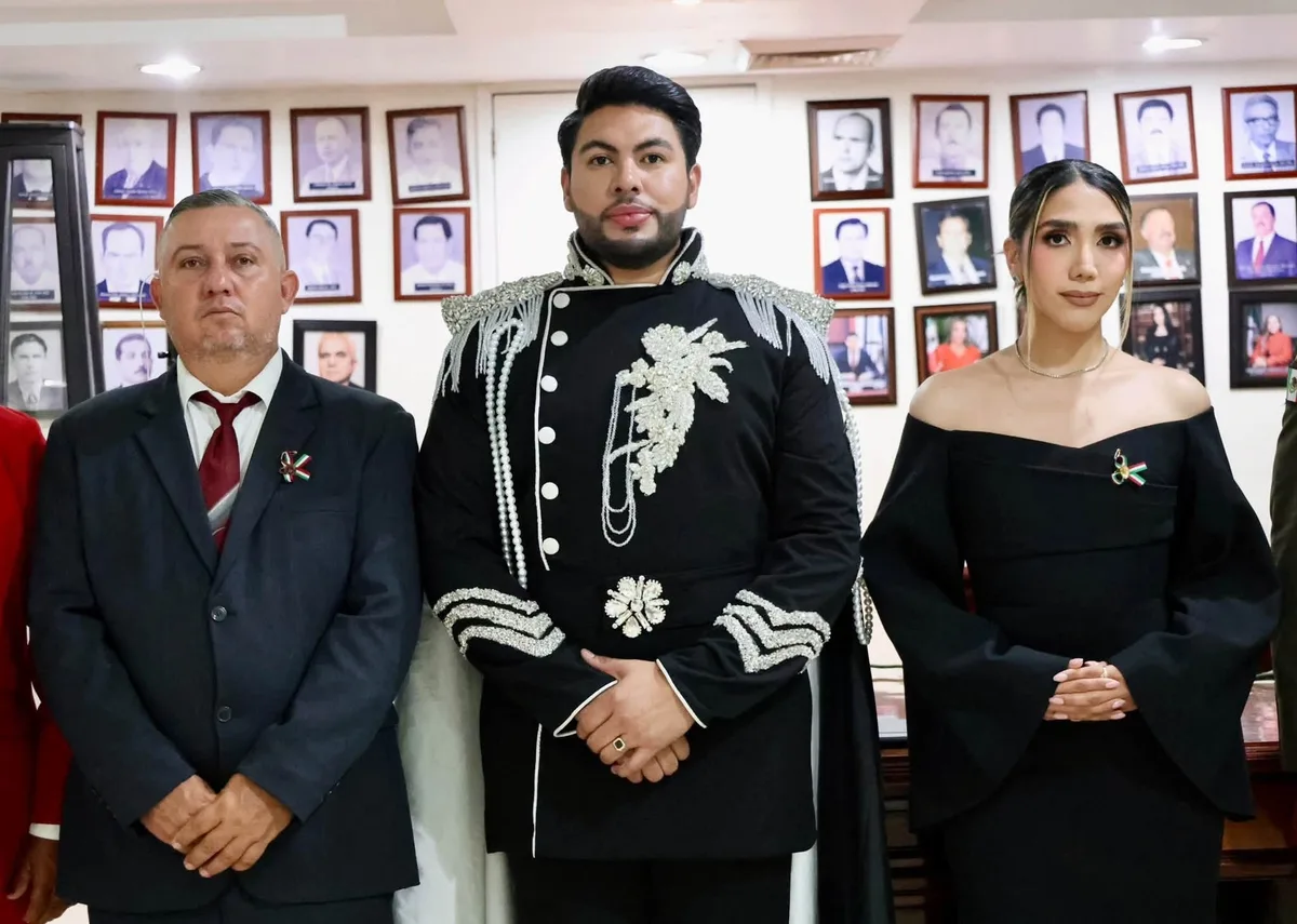 Alcalde de Elota, Richard Millán da el Grito de Independencia con extravagante atuendo