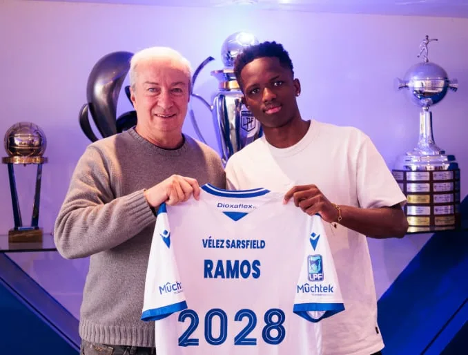 Stephen “Kiki” Ramos firmó su primer contrato con Vélez: su cláusula millonaria