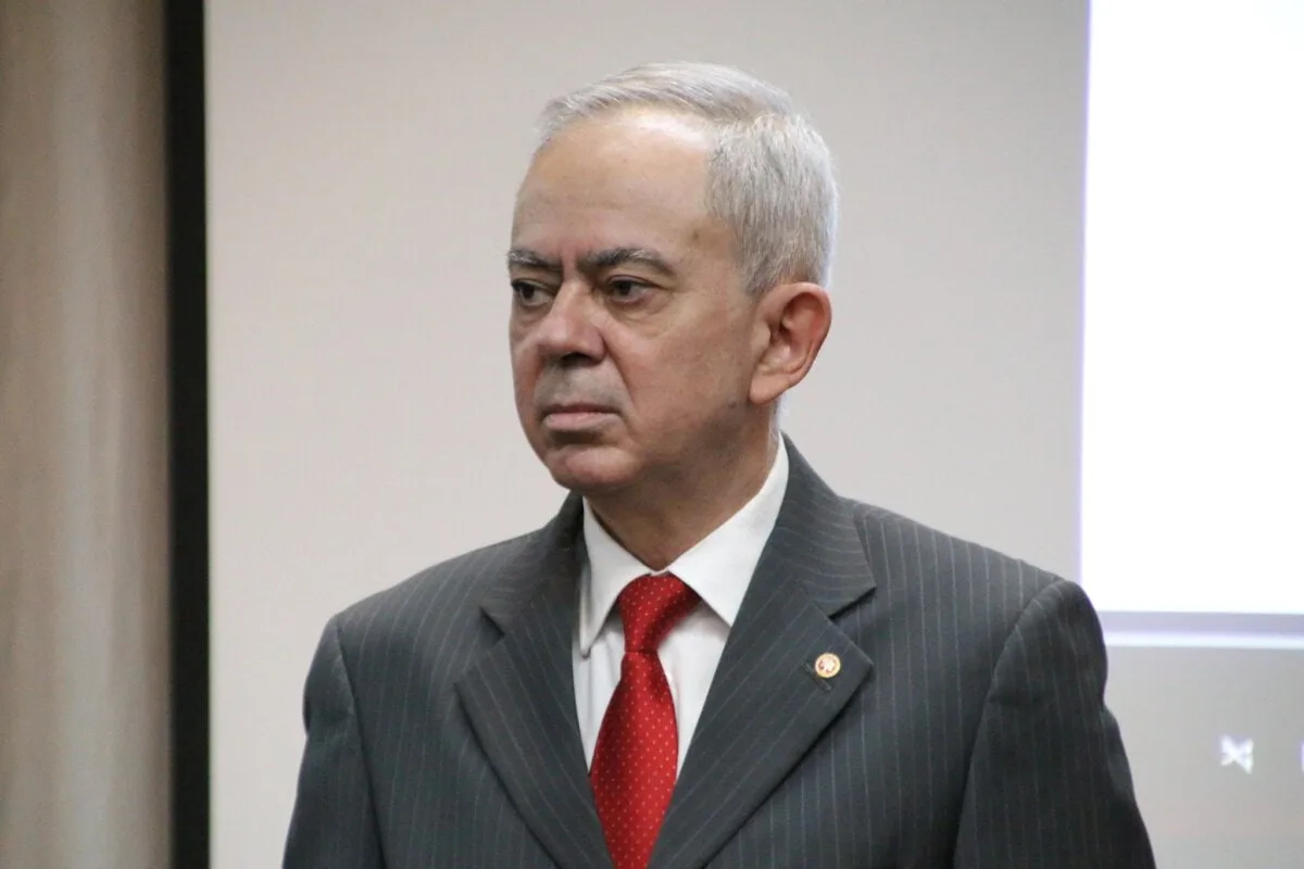 Entre a promessa jurídica de igualdade e a persistência das estruturas de exclusão