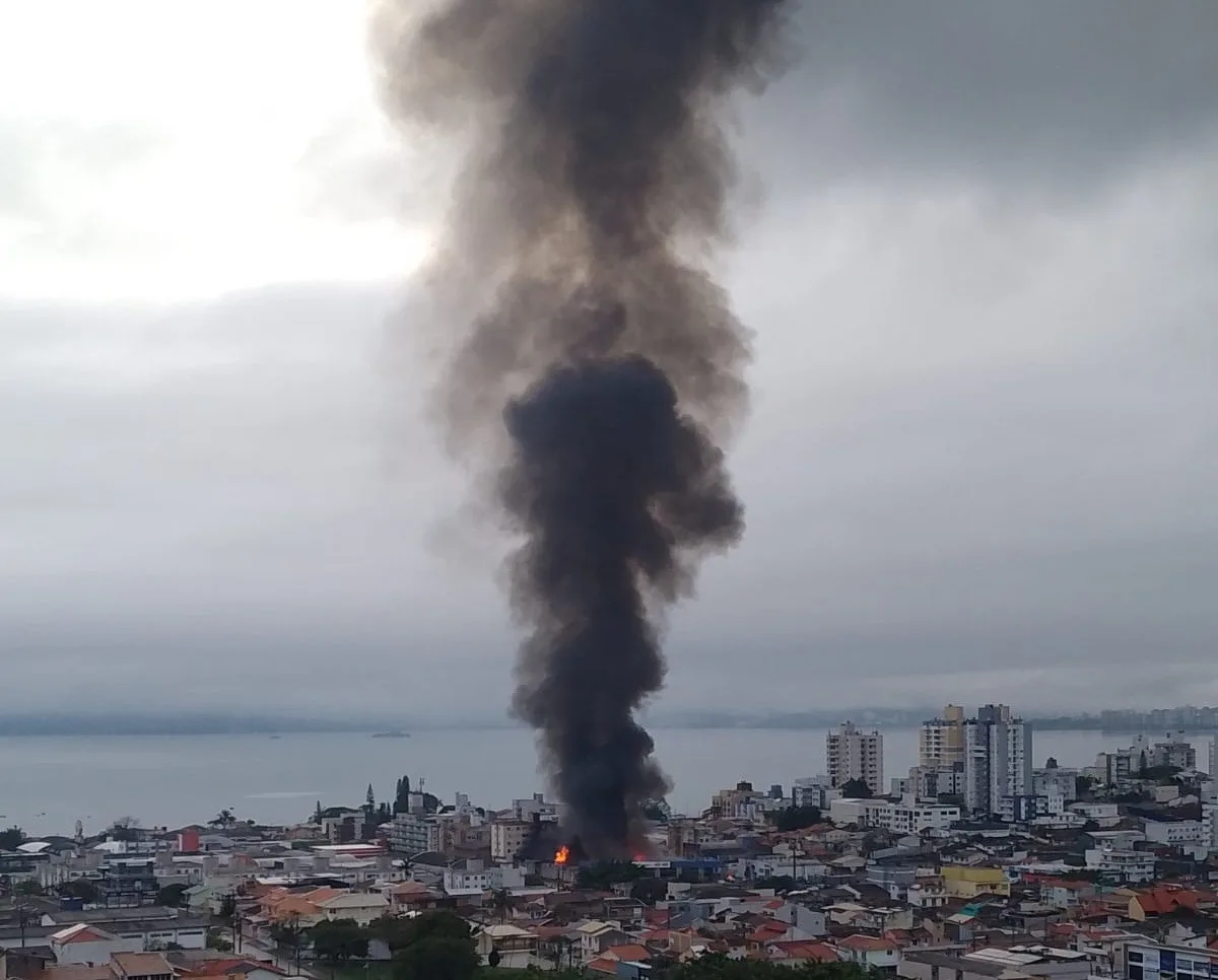 Incêndio de grandes proporções atinge galpão em São José, na divisa com Florianópolis; VÍDEO