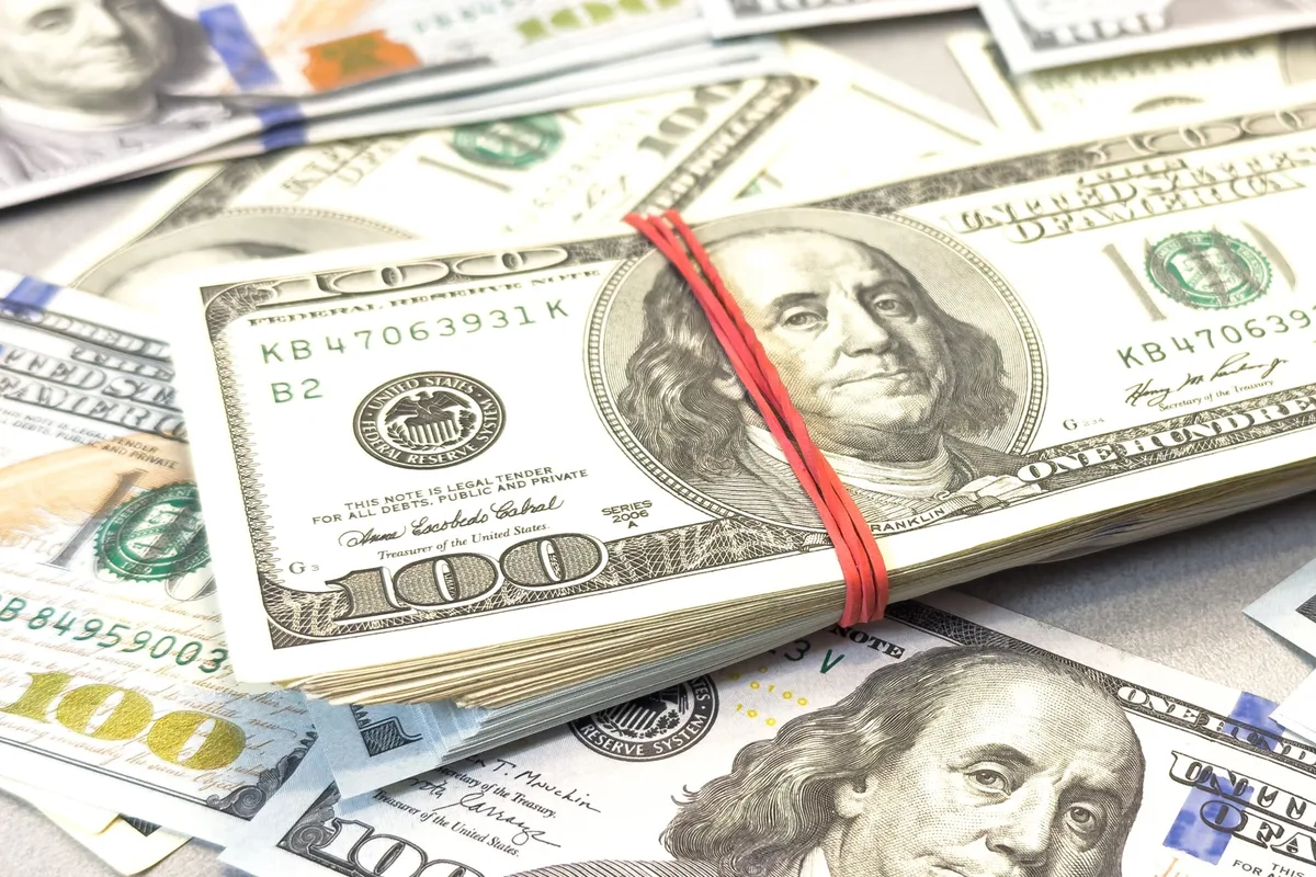El dólar oficial cerró a $1535 y el riesgo país se mantiene por debajo de los 600 puntos
