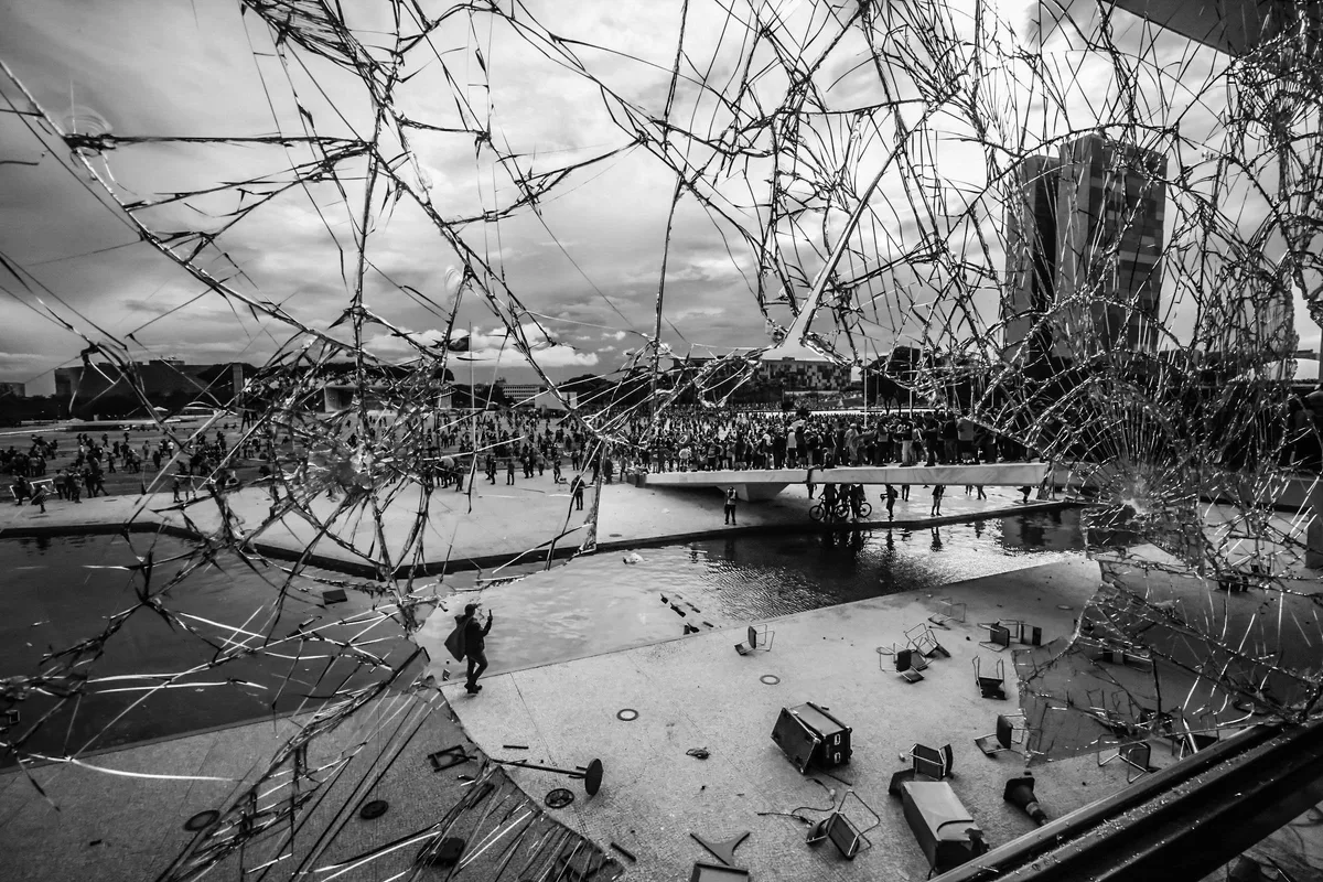 Presença de militares em cargos civis deveria acabar