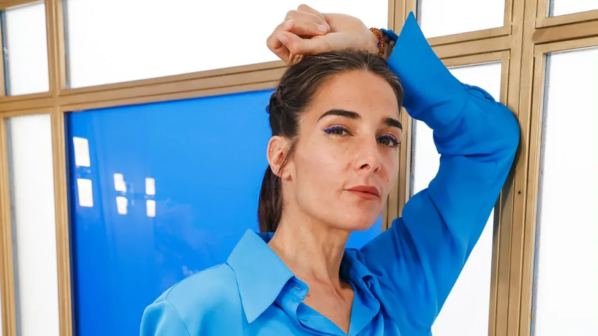 El look de Juana Viale para su almuerzo dominical: seda azul, animal print y detalles artesanales