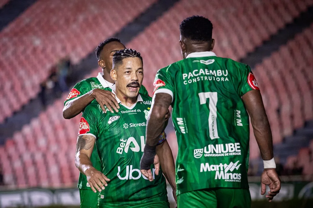 Ex-Botafogo vibra com acesso do Uberlândia na Série D e diz: "Agora é ser campeão"