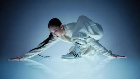 JENNIE x adidas Originals desvela sus primeras imágenes y lleva la estética bailarina al sportswear