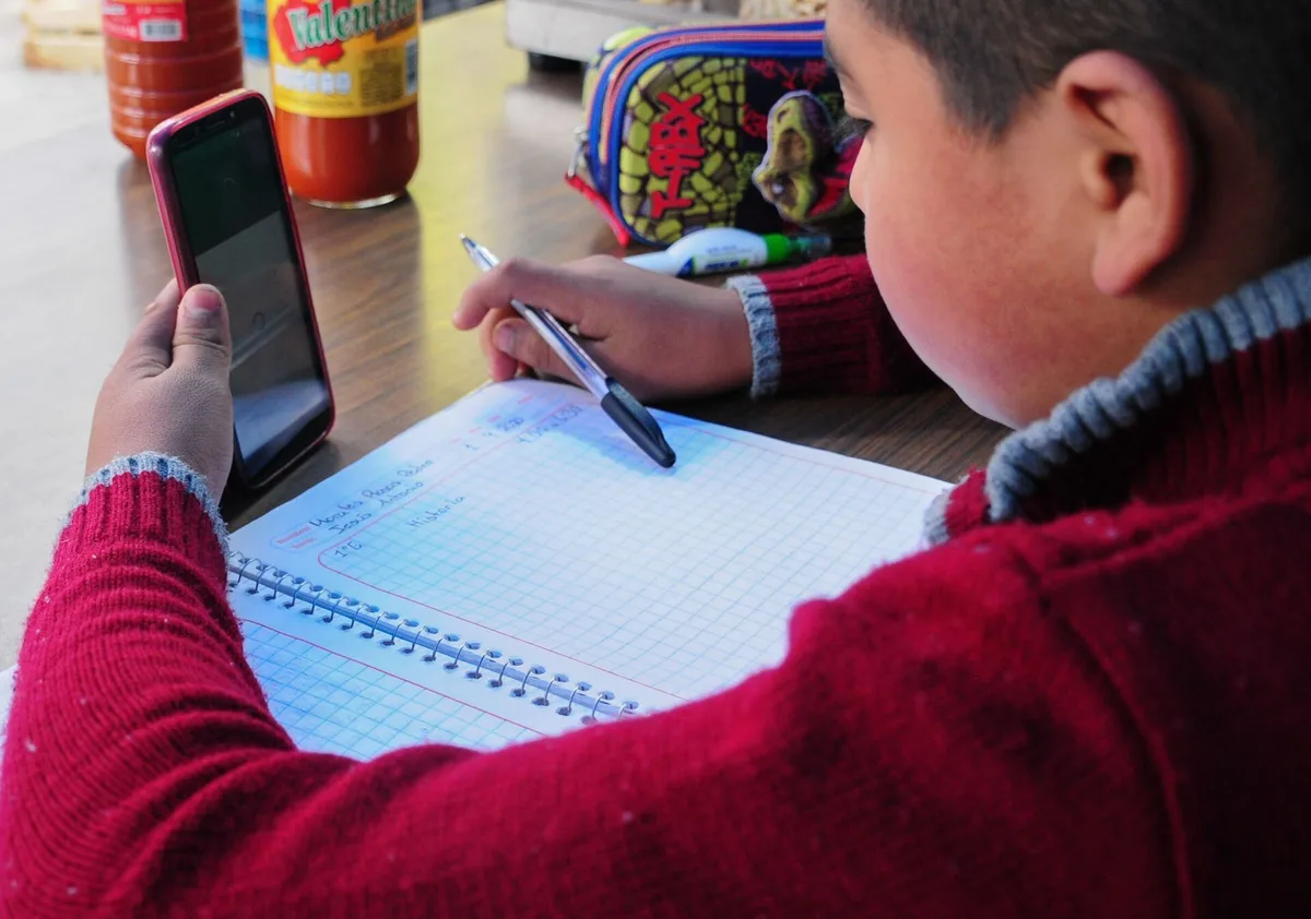 ¿Quiénes y en qué momento podrán usar el celular en la escuela? Estas son las normas de la SEP