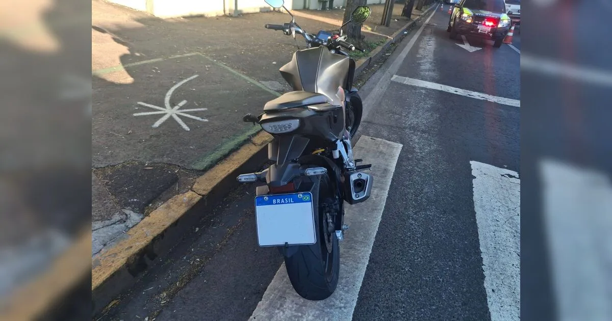 Motociclista de 26 anos fica ferido após acidente de trânsito na Avenida Minas Gerais