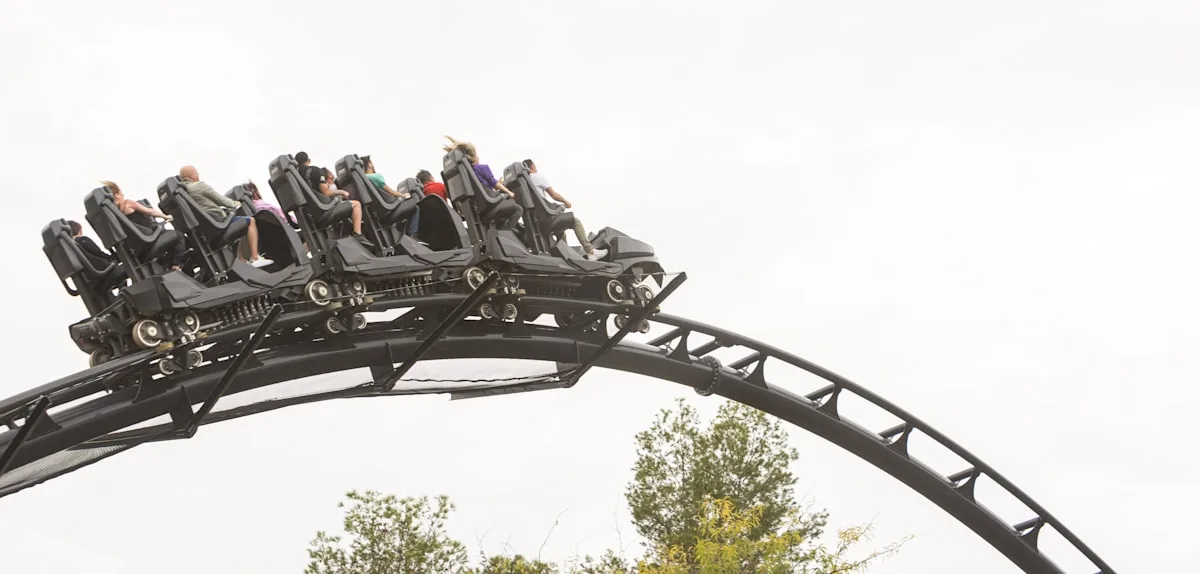 Mann bricht sich bei Fahrt mit Batman-Achterbahn beide Beine