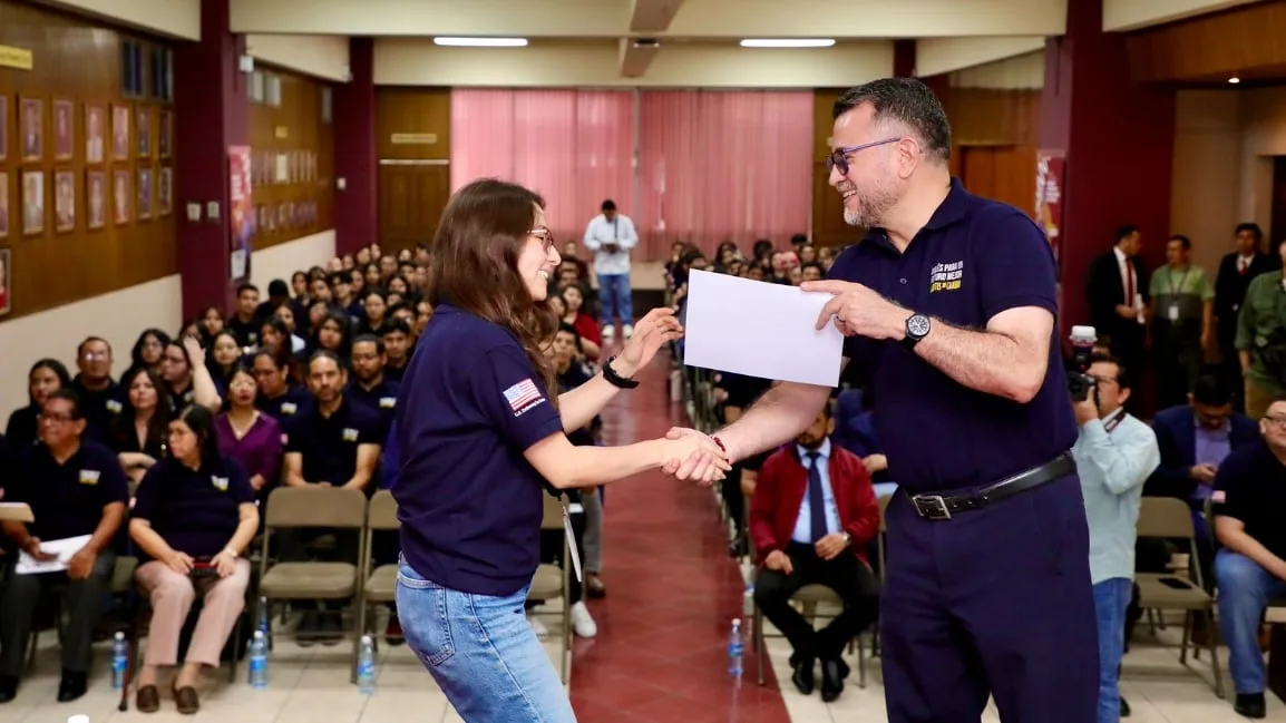 De las aulas a nuevas oportunidades: 4,600 jóvenes salvadoreños culminan su formación en inglés y liderazgo
