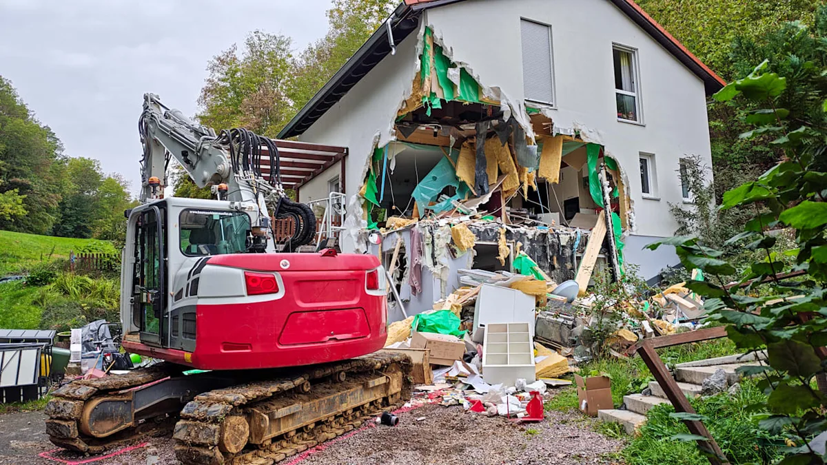 Bagger-Attacke in Hessen - Mann reißt Loch in Haus, während Familie drin ist