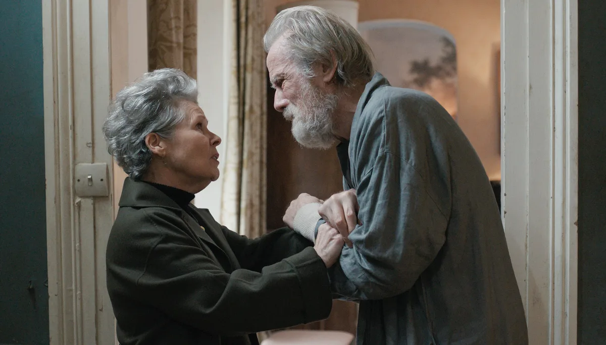 "Curiosa y sorprendente": La primera película en inglés del director de 'El clan' con Bill Nighy e Imelda Staunton llega a los cines
