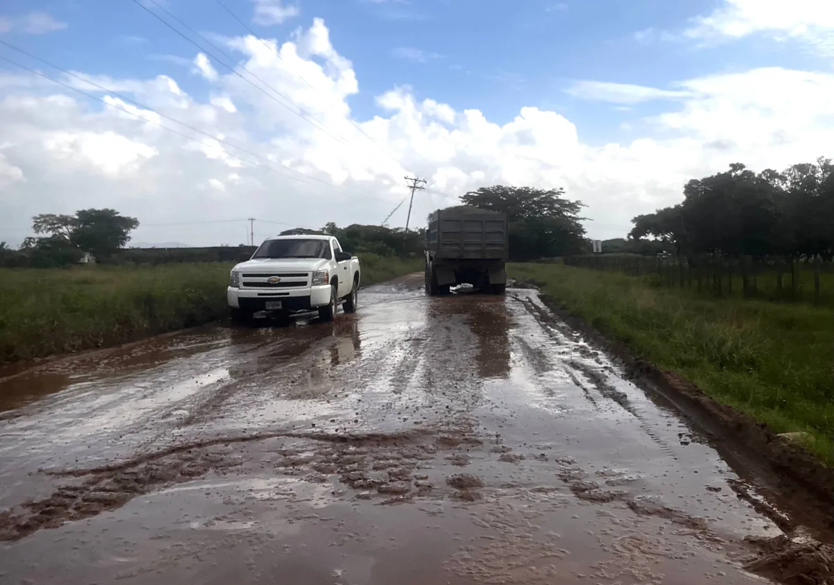 En la vía El Paíto al sur de Valencia caen una gotas y se vuelve un chiquero intransitable