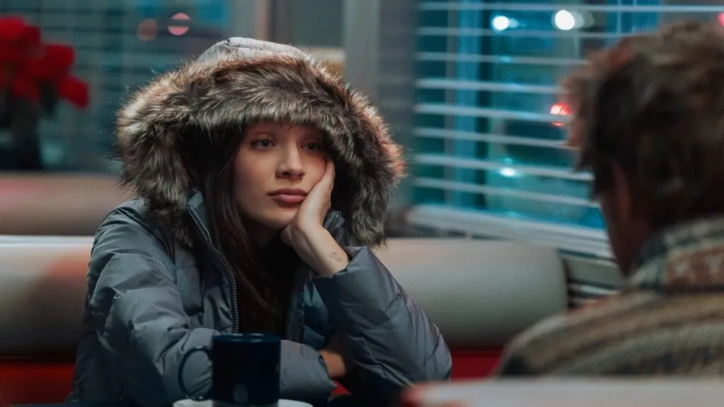 Maddie Ziegler está presa em um loop temporal no trailer da ROM-COM natalina ‘Um Sonho de Férias’