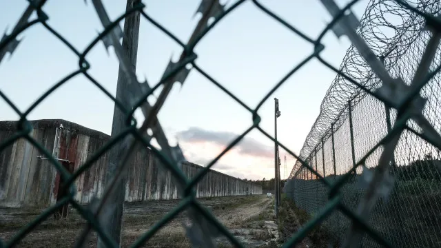 Guardas na cadeia de Vale de Judeus prolongam greve até fim de setembro