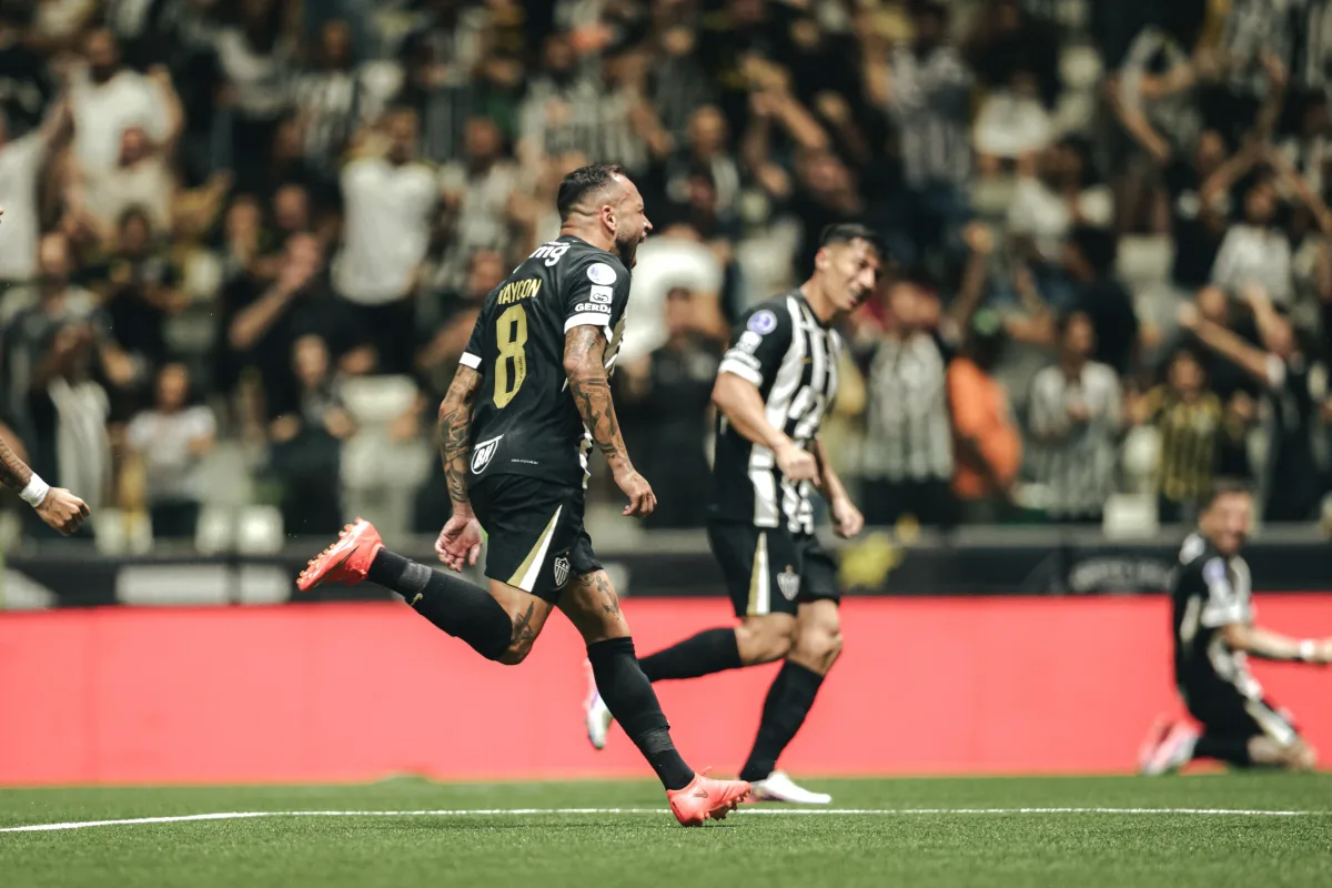 Maycon acerta belo chute da entrada da área e marca o primeiro gol do Galo contra o Bragantino; veja