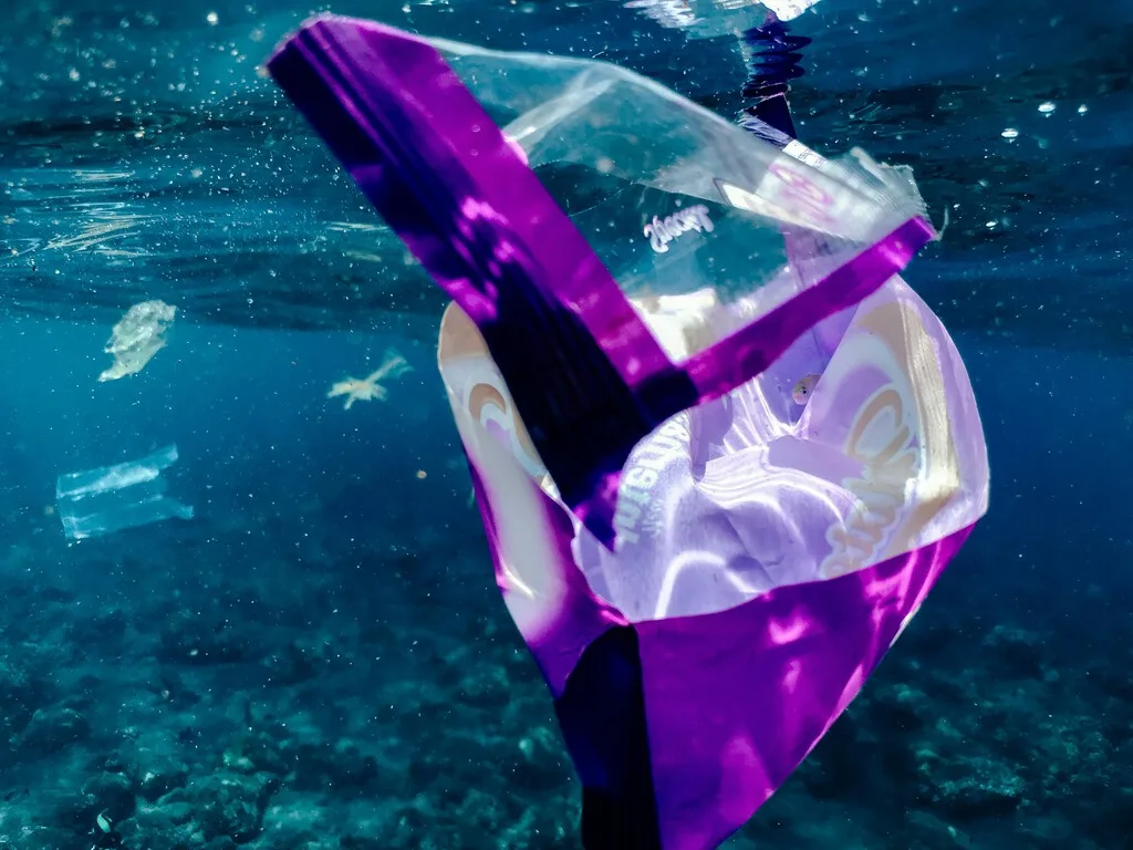Creíamos que las bolsas y los popotes eran los culpables de la contaminación oceánica. La basura que llena el Pacífico viene de una industria distinta