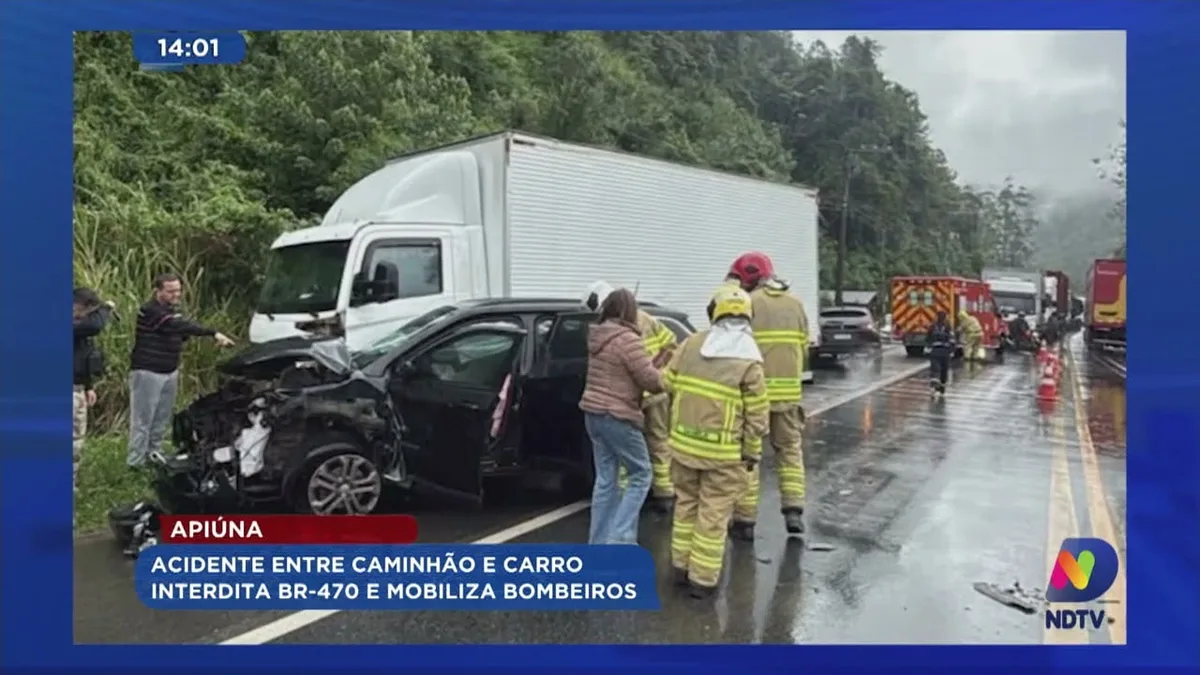 Apiúna: acidente entre caminhão e carro interdita BR-470 e mobiliza bombeiros