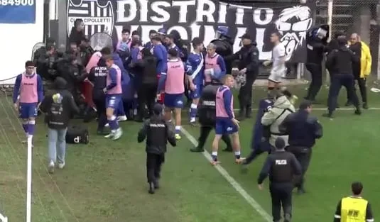 Tres rojas, caída de una camilla, golpes e intervención policial: los videos de los incidentes en una semifinal del fútbol argentino