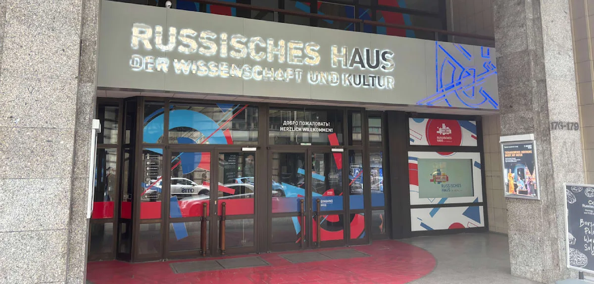 „Wie man so blöd sein kann“ – Digitalministerium bezieht Außenstelle direkt neben Russischem Haus