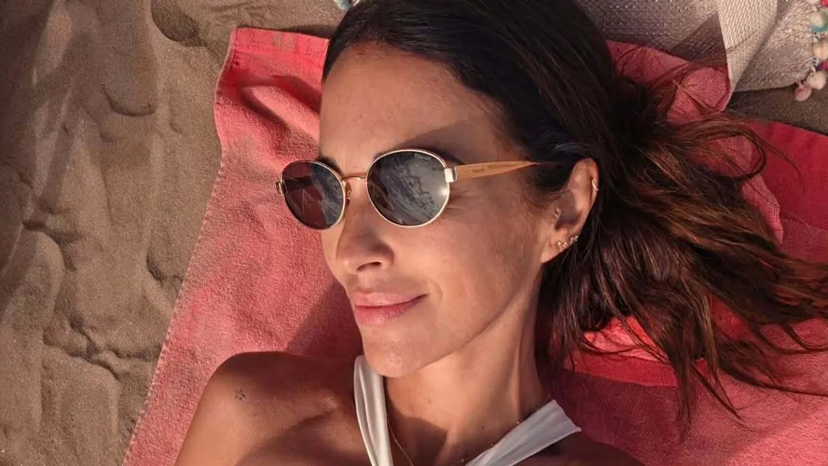 Paula Echevarría y Nuria Roca, unidas por el bañador reductor y español que llevaremos como top (con vaqueros o bermudas) al regresar a la ciudad
