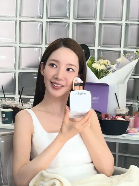 뼈만 남은 마른 몸매…박민영, 팩트 두드리는 모습조차 '시선 강탈'